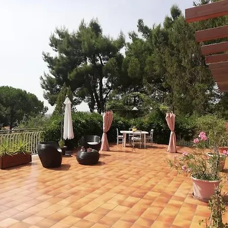 Terrazza In Collina فيلة تريكاستانيي